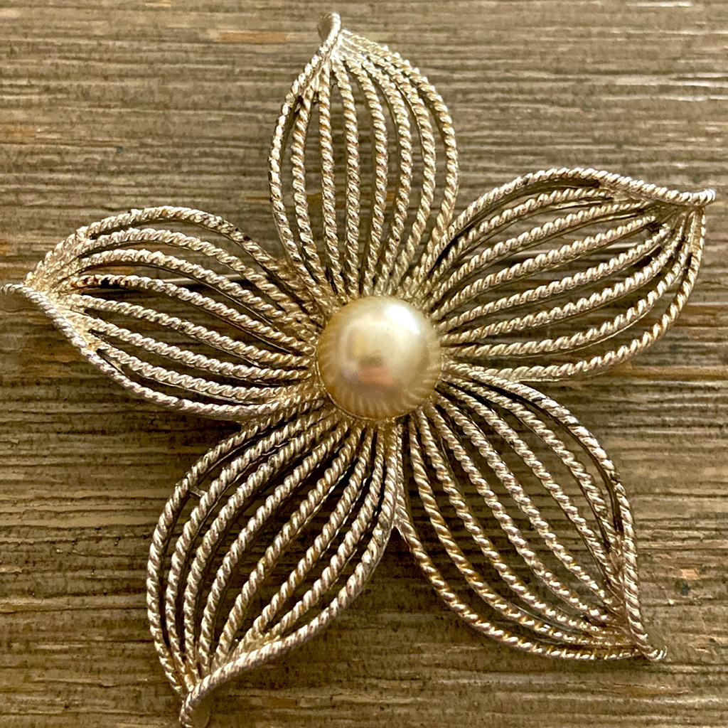 Vintage Sarah Coventry Large Silver Toned Flower & Faux Pearl Broach
